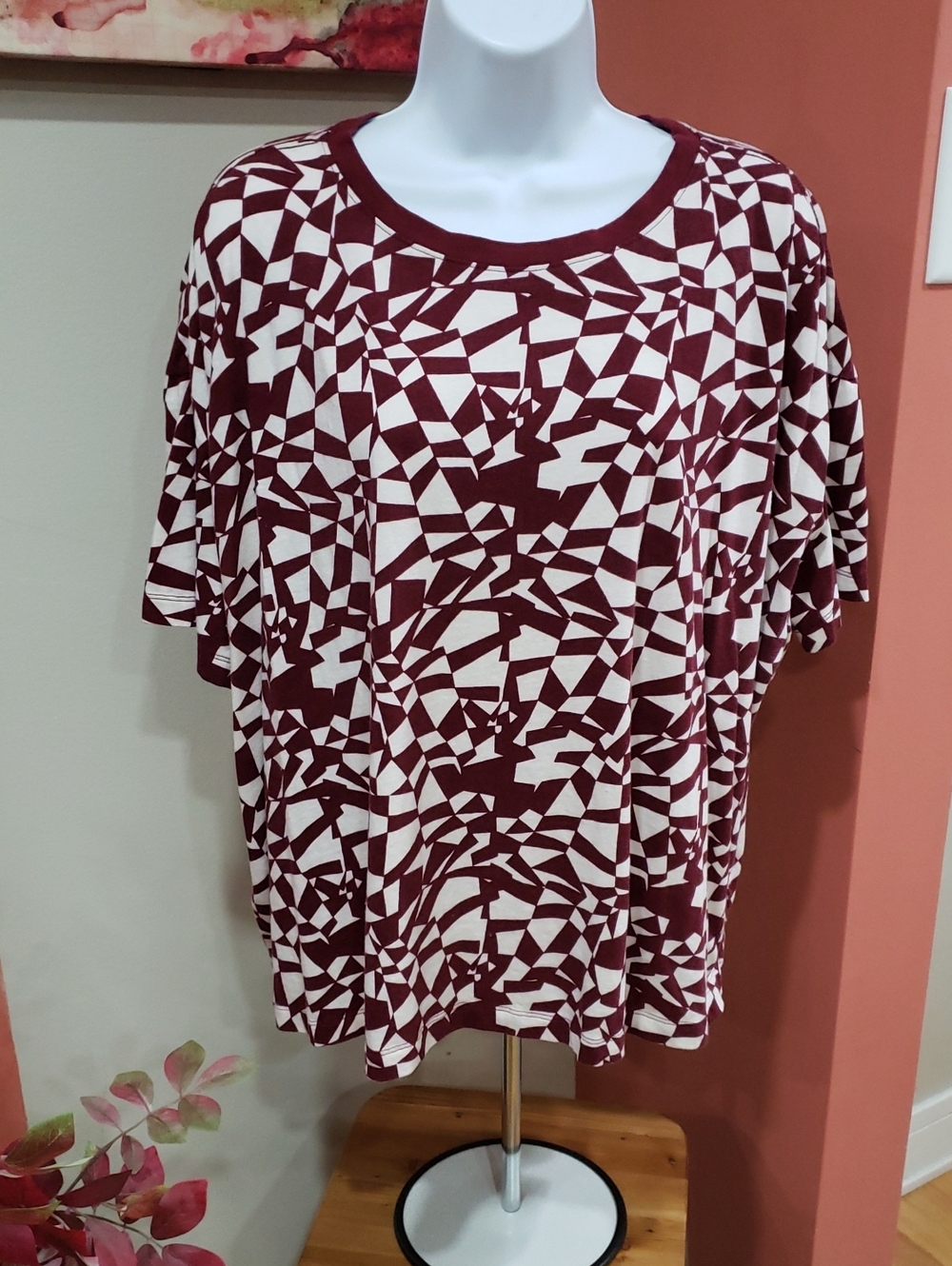 Ava & Viv Women's Burgundy and White Geometric Short Sleeve Shirt, 3X